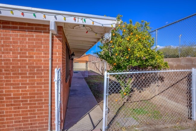 Building Photo - 417 E Jacinto St