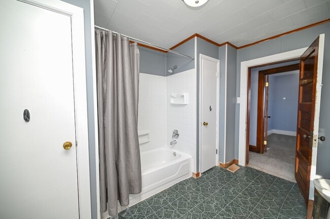 Building Photo - Large 4 Bedroom/2 Bath Home For Rent