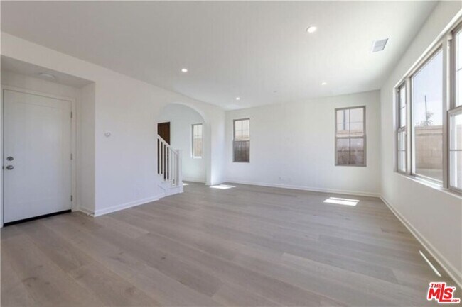 Building Photo - 113 Escala