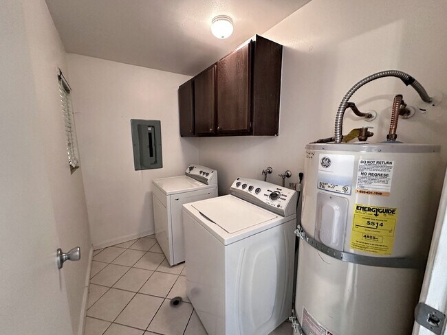 Building Photo - 3 BEDROOM 2.5 BATH TOWNHOME