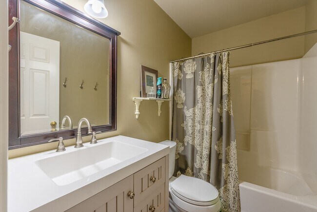 Building Photo - Fully Furnished Executive Condo