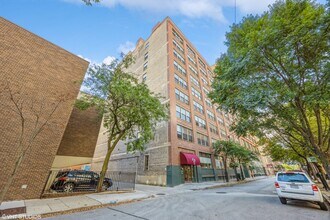 Building Photo - 621 S Plymouth Ct