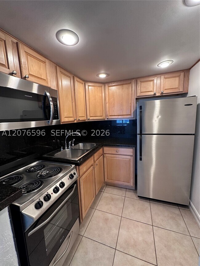 Building Photo - 8615 SW 68th Ct