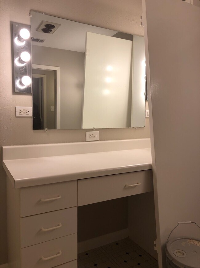Building Photo - 4 Bedroom / 2.5 Baths / 2 Car Garage with ...