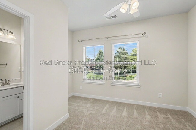 Building Photo - 1007 Simcoe Ln