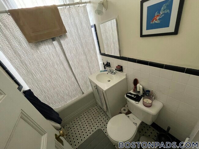 Building Photo - 583 Beacon St