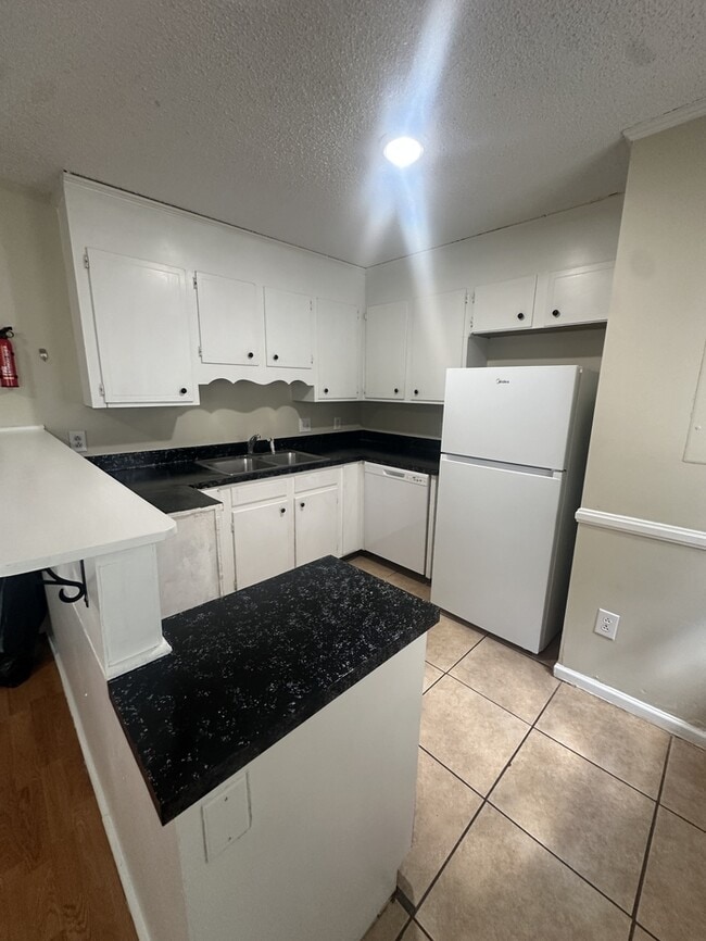 Building Photo - NOW AVAILABLE! Great 3 bedroom 2 bath ranch home!