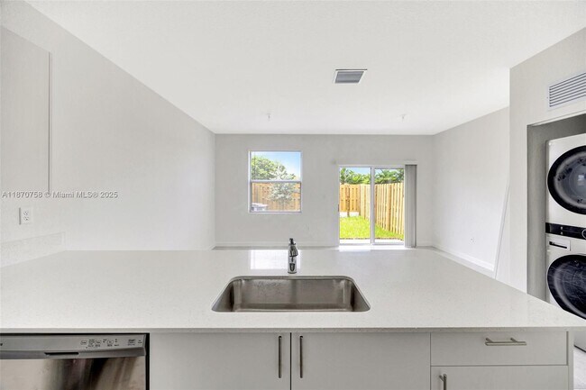 Building Photo - 2796 SE 26th Ave
