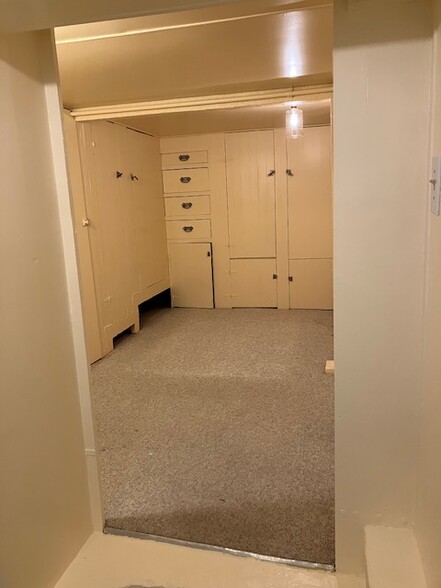 Bonus room with many closets - 2272 Silver Ridge Ave
