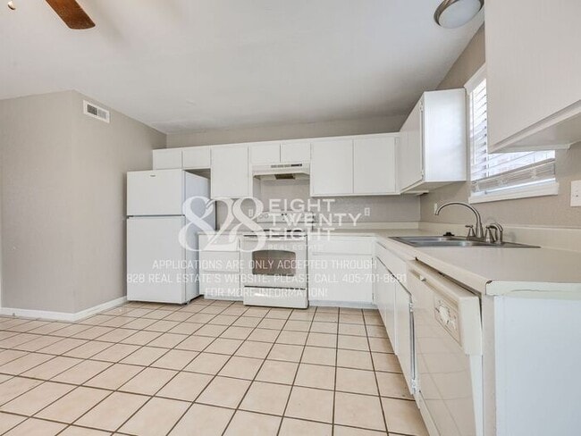 Building Photo - Spacious 2 Bed/2 Bath Townhome Duplex Available NOW in Moore, OK!