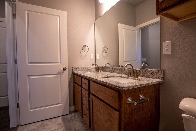 Building Photo - 3-bedroom, 2-bathroom home located in the beautiful Pea Ridge, AR