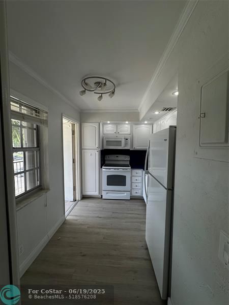 Building Photo - 3200 N Palm Aire Dr