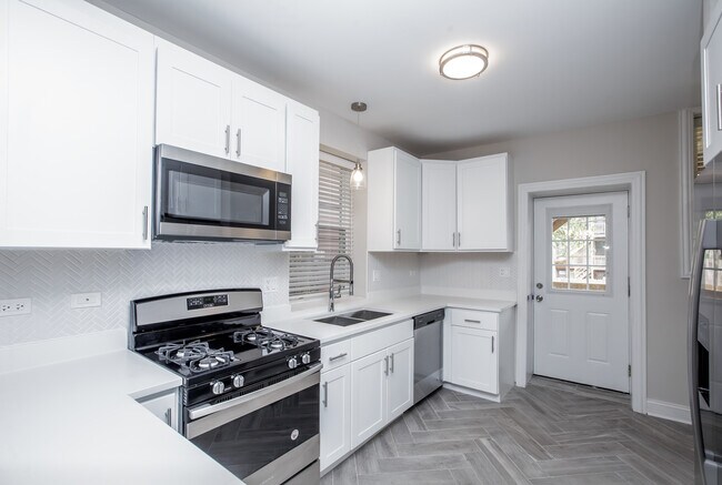 Building Photo - 2648 W Lunt Ave