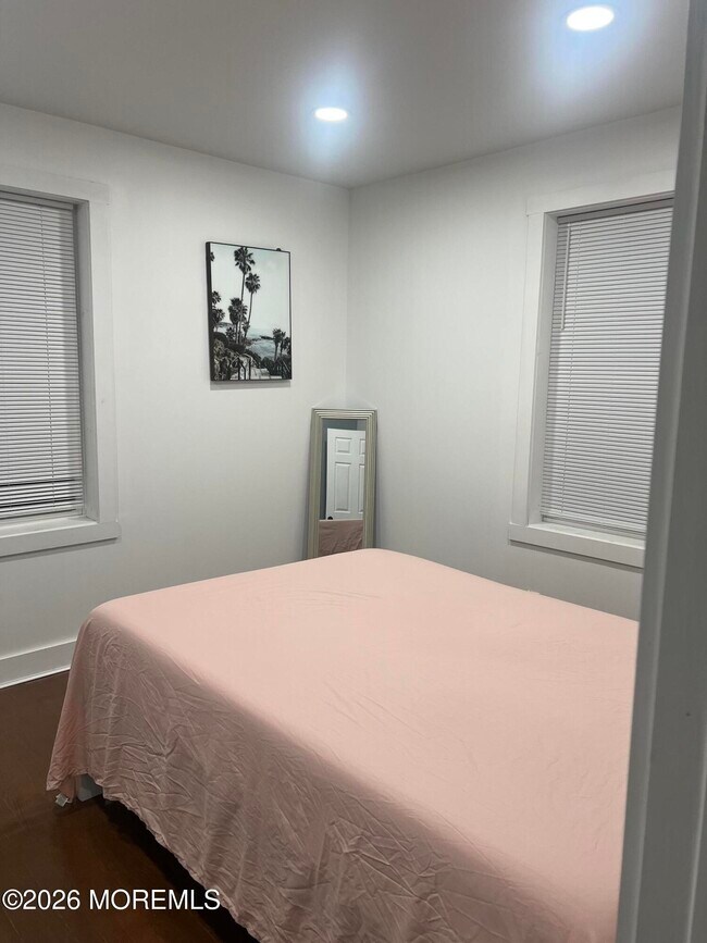 Building Photo - 922 4th Ave