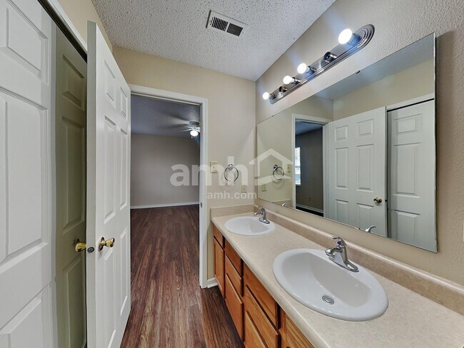 Building Photo - 6805 W Littleton Dr