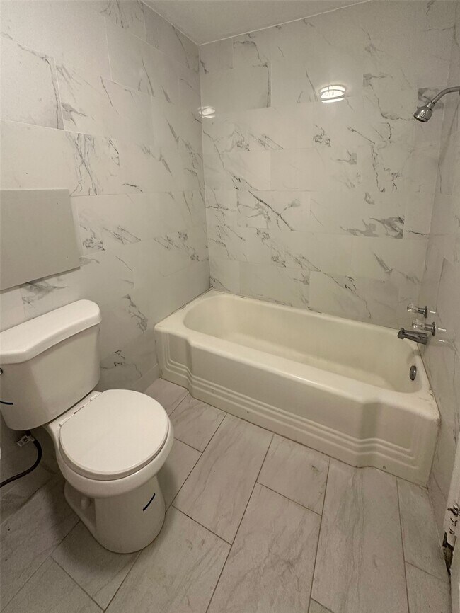 Building Photo - 99 Oak St