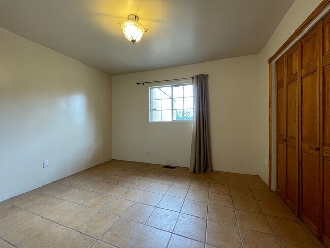 Building Photo - 212 S El Rancho Rd