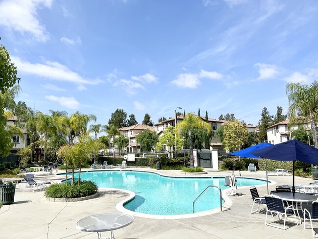 Building Photo - Spacious 2 bed 2.5 Townhouse Murrieta