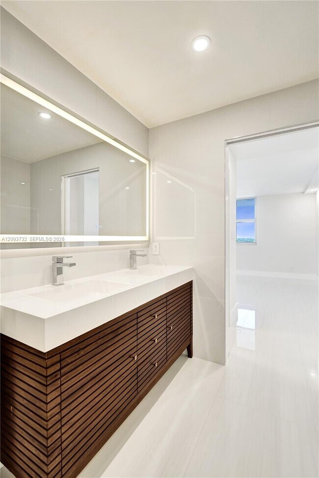Building Photo - 1400 S Ocean Dr