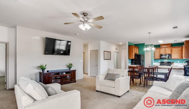 Building Photo - Charming 4 Bedroom Home!