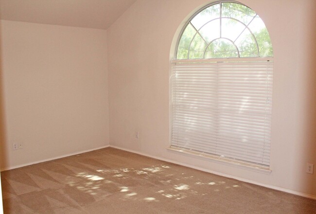 Building Photo - 4 Bedroom 2 Bath home for Lease