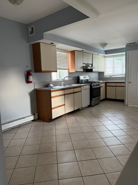 Kitchen Space - 137 Baldwin St