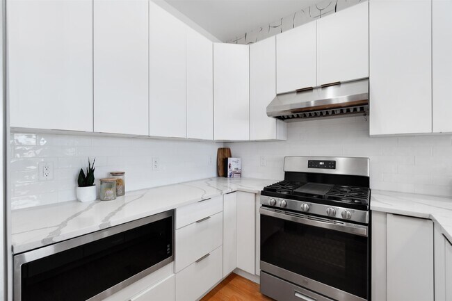 Building Photo - 94 Van Horne St