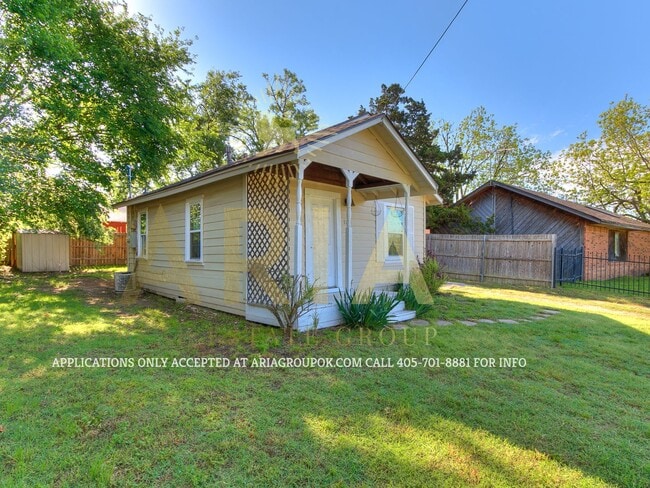 Building Photo - Adorable Remodeled 1 Bed/1 Bath Cottage! C...