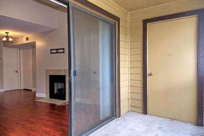 Building Photo - 1 bedroom 1 bath condo at Lakewood Park Co...