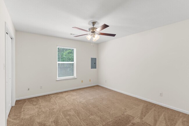 Building Photo - 304-306 Dads Way