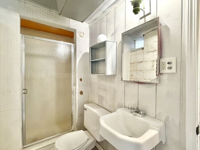 Building Photo - Beautiful Mid-Century 3 Bedroom Steps from Detroit Golf Club!