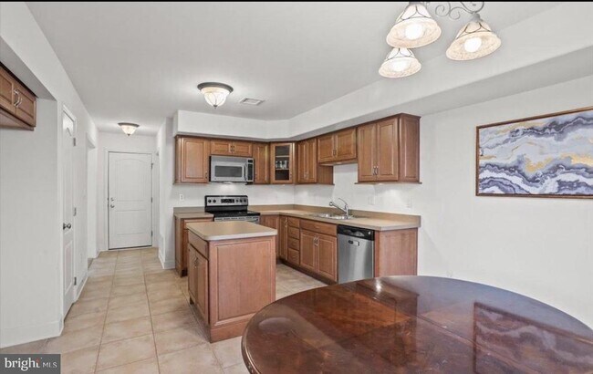 Building Photo - 10 Lenox Ct