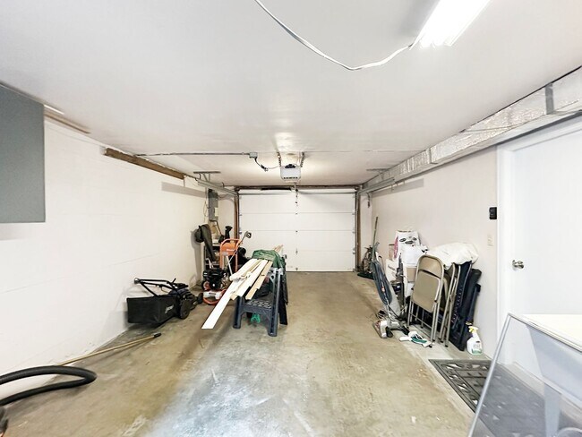 Building Photo - 2Bd/1.75Ba Seattle Home