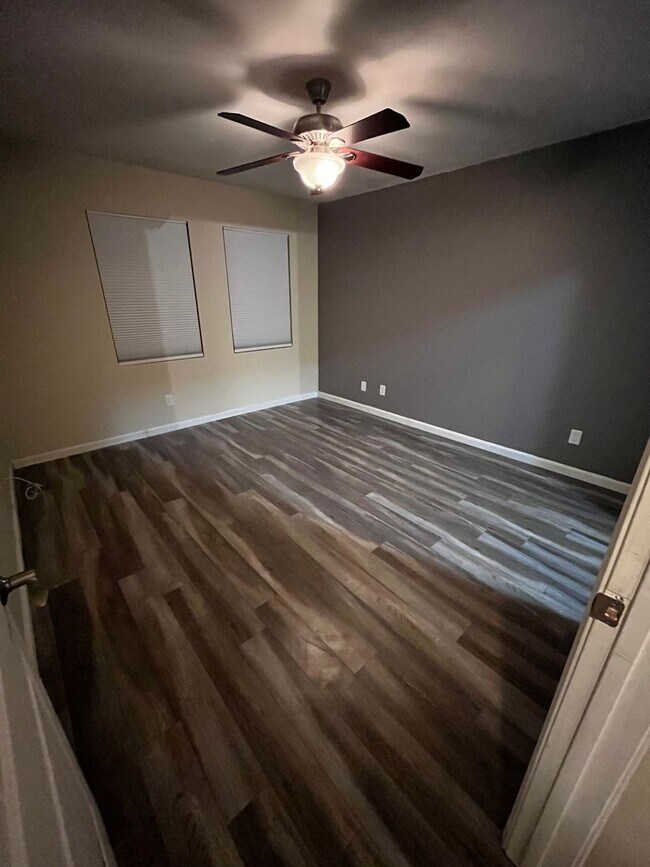 Building Photo - Darling 2+2 Condo W/Views + Amenities in g...