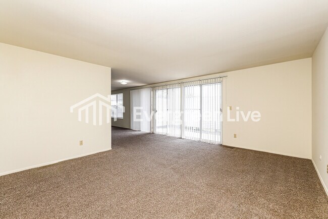 Building Photo - 5841 Troy Villa Blvd