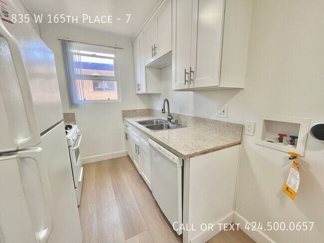 Building Photo - 835 W 165th Pl