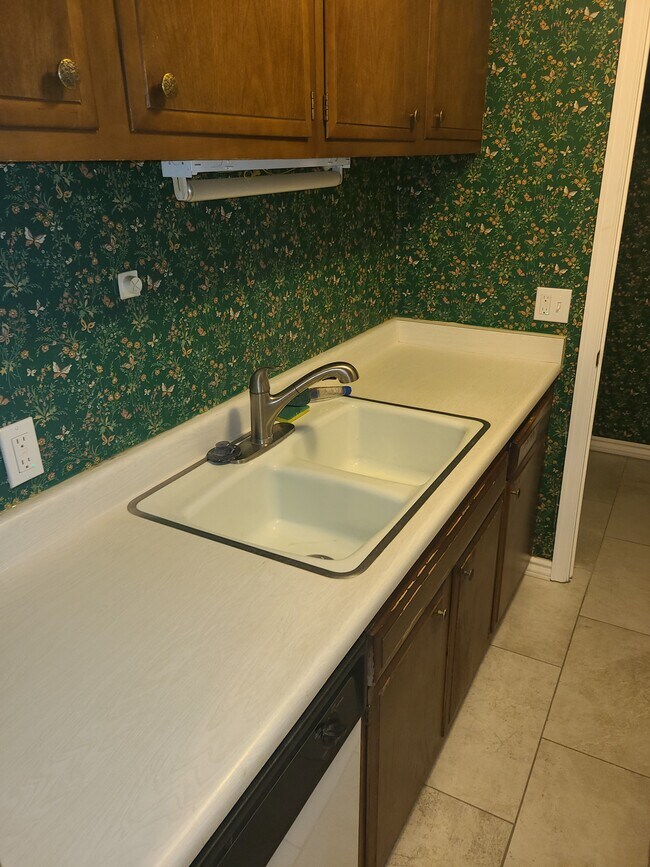 Building Photo - 1315 Kirkwood Dr