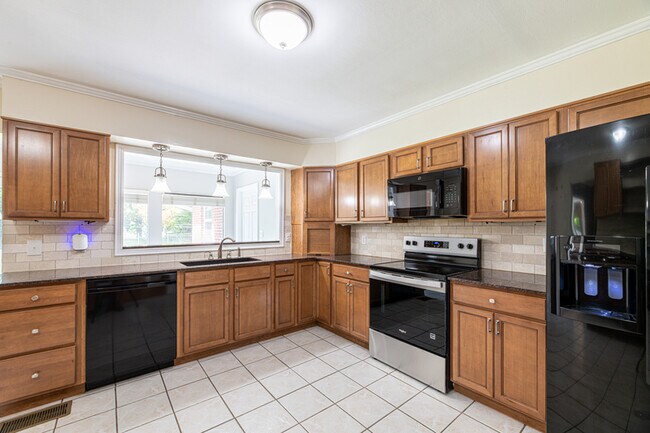 Building Photo - 1719 Scenic Dr