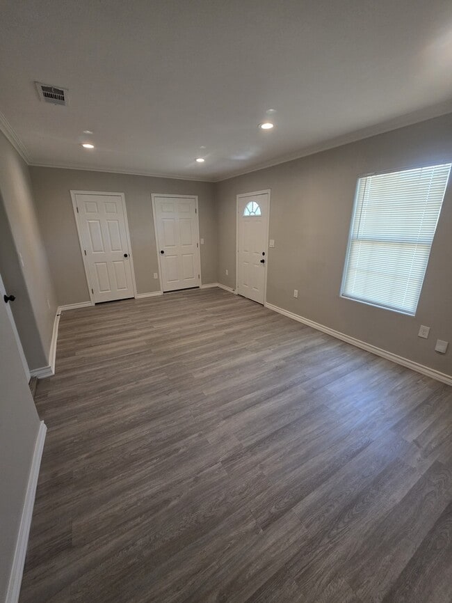 Building Photo - 3 bed 1 bath remodeled home, move in ready!