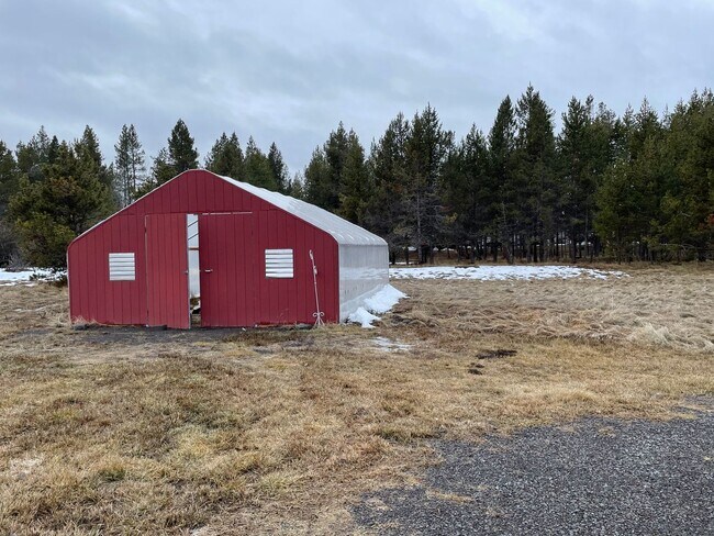 Building Photo - Charming Canal-Front Cottage Near Sunriver | Month-to-Month