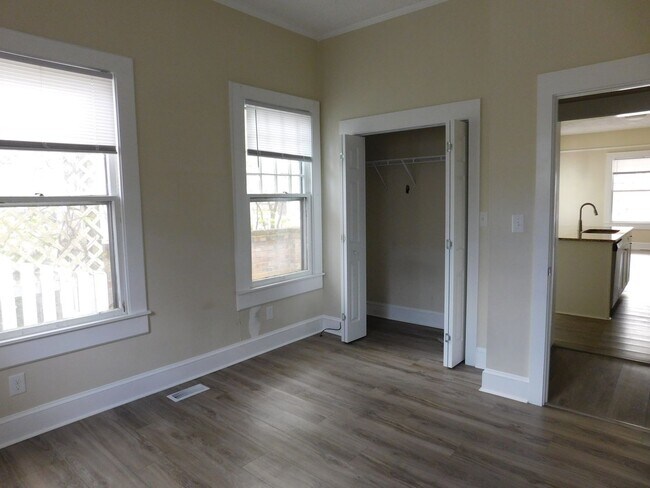 Building Photo - 206 King St