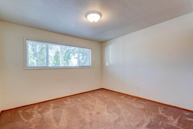Building Photo - Spacious & Modern Living at Silver Creek I...