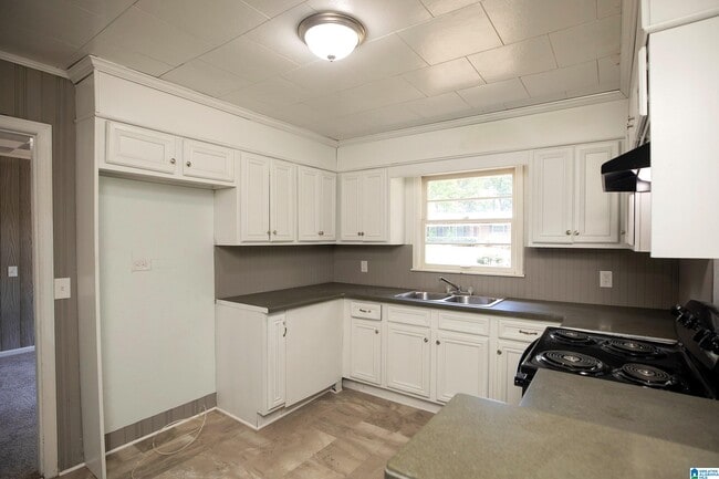 Building Photo - 656 Kenwood Dr
