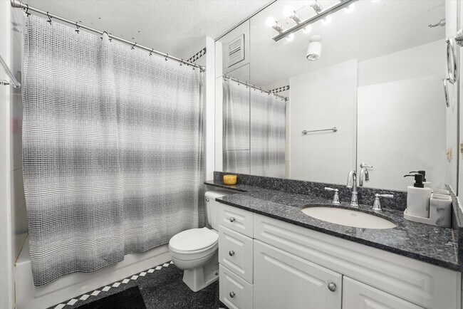 Building Photo - 111 W Maple St