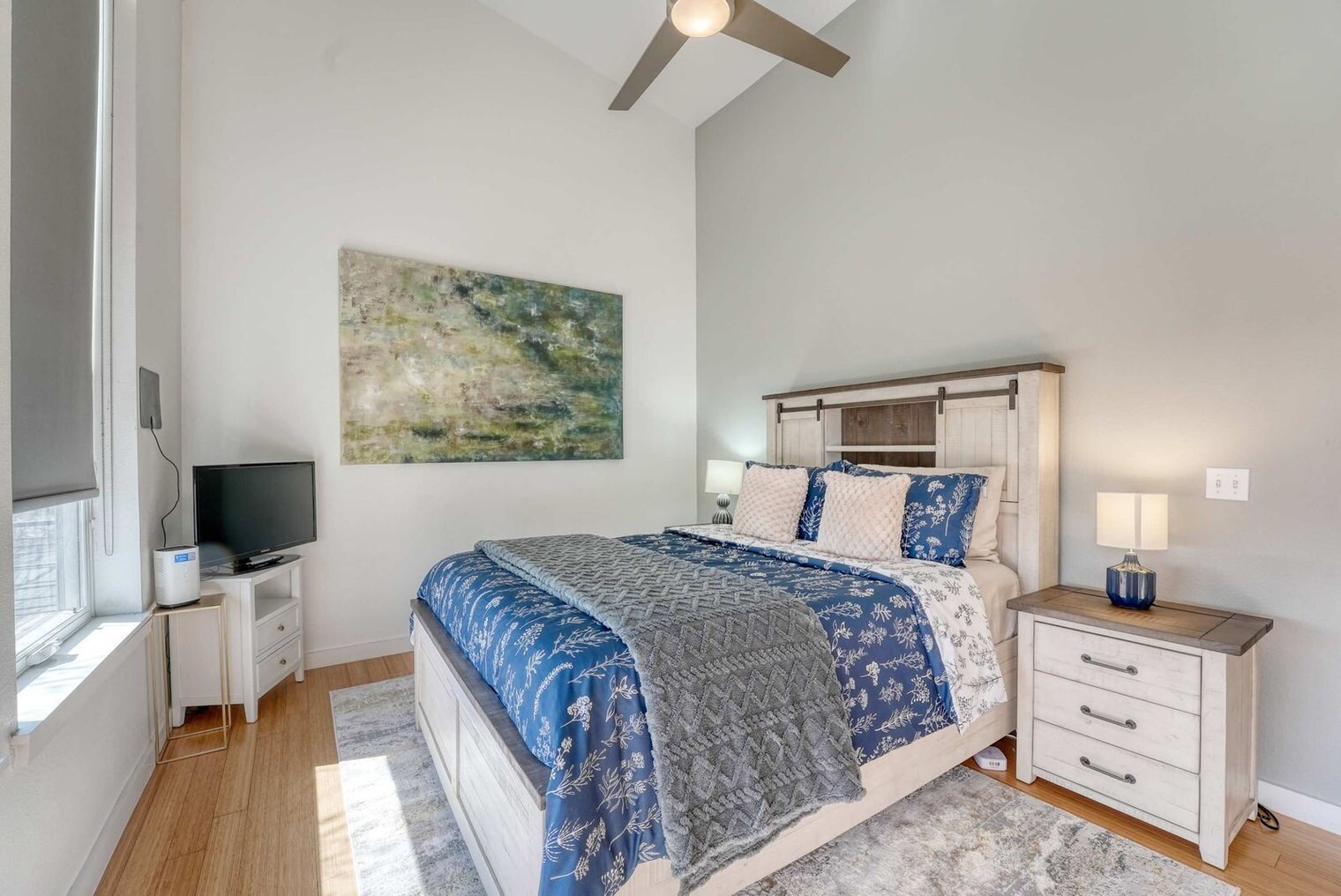 Building Photo - 330 W 5th St