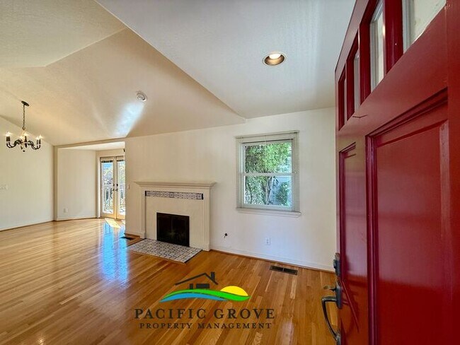 Building Photo - Updated 3 Bedroom in Pacific Grove!