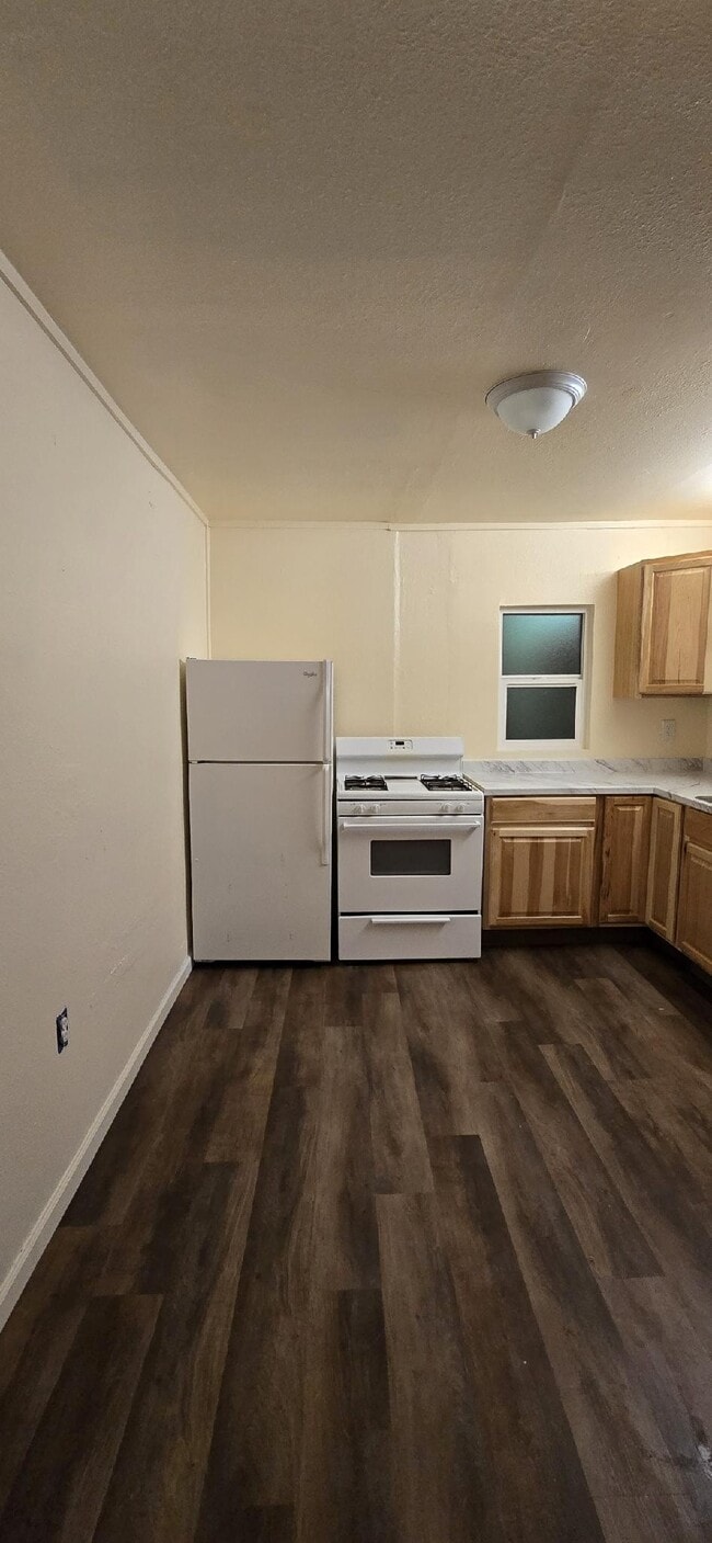 Building Photo - 405 W Oak St