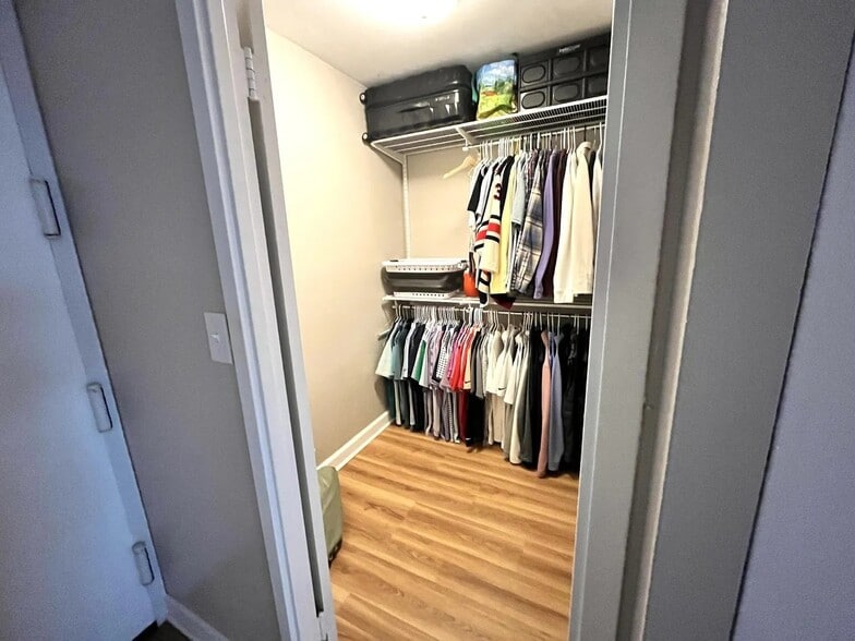 Walk In Closet - 1636 N Wells St