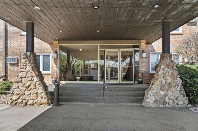 Building Photo - 3200 Virginia Ave S