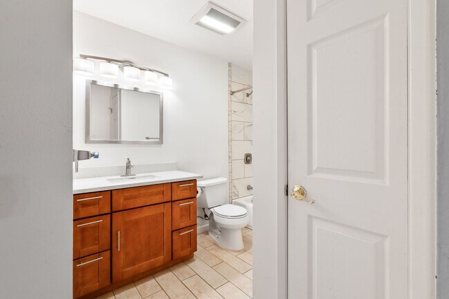 Building Photo - Top Floor 1Bd/1Ba Condo Community with Ten...